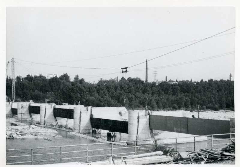 Fiume Isonzo, Gorizia. Particolare del cantiere di bonifica. Opere di sbarramento. Dettaglio: paratoie alzate